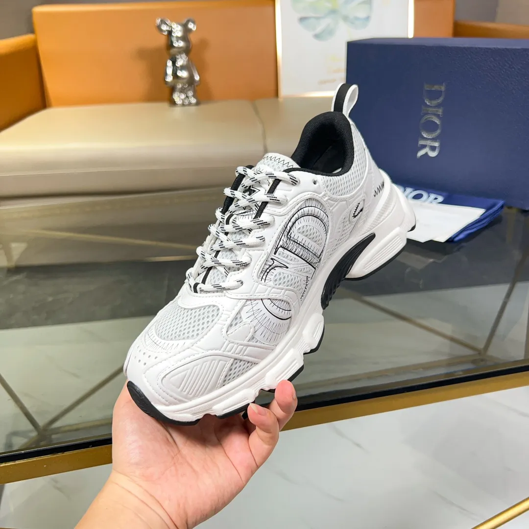 Men's Men's Shoes 💰500 [New Style] 🛠️🛠️Dior-Dior Chrono sneakers are a new product in the 2024 autumn ready-to-wear series, reinterpreting running shoes in Dior's high-end style. Crafted from beige mesh with laminated leather-effect panels in gold and silver tones, it's highlighted by CD logos on the sides, a star patch on the tongue and a Dior logo on the heel. Featuring tri-color laces, a lightweight sole and star embellishments for a casual look for any season. Size: Female size 35-41 (Female size 41 and 42 can be customized) Male size 39-44 (45/46 can be customized) Color: white, pink, gold, silver, black
